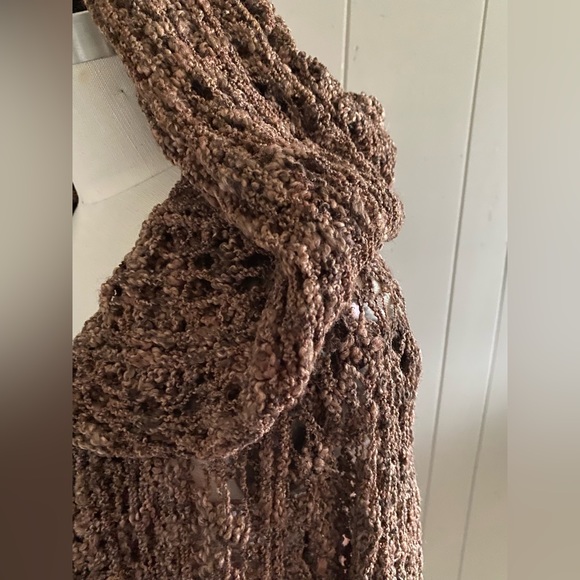 Open crochet long hooded cardigan with belt and special button closure. - Picture 3 of 7